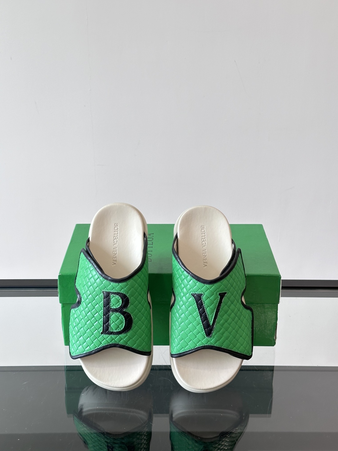 ◾️▫️BV高端编织男士拖鞋，高品质经典单品，用料上乘考究，版型宽松舒适，推荐入手，鞋面选用进口头层，发