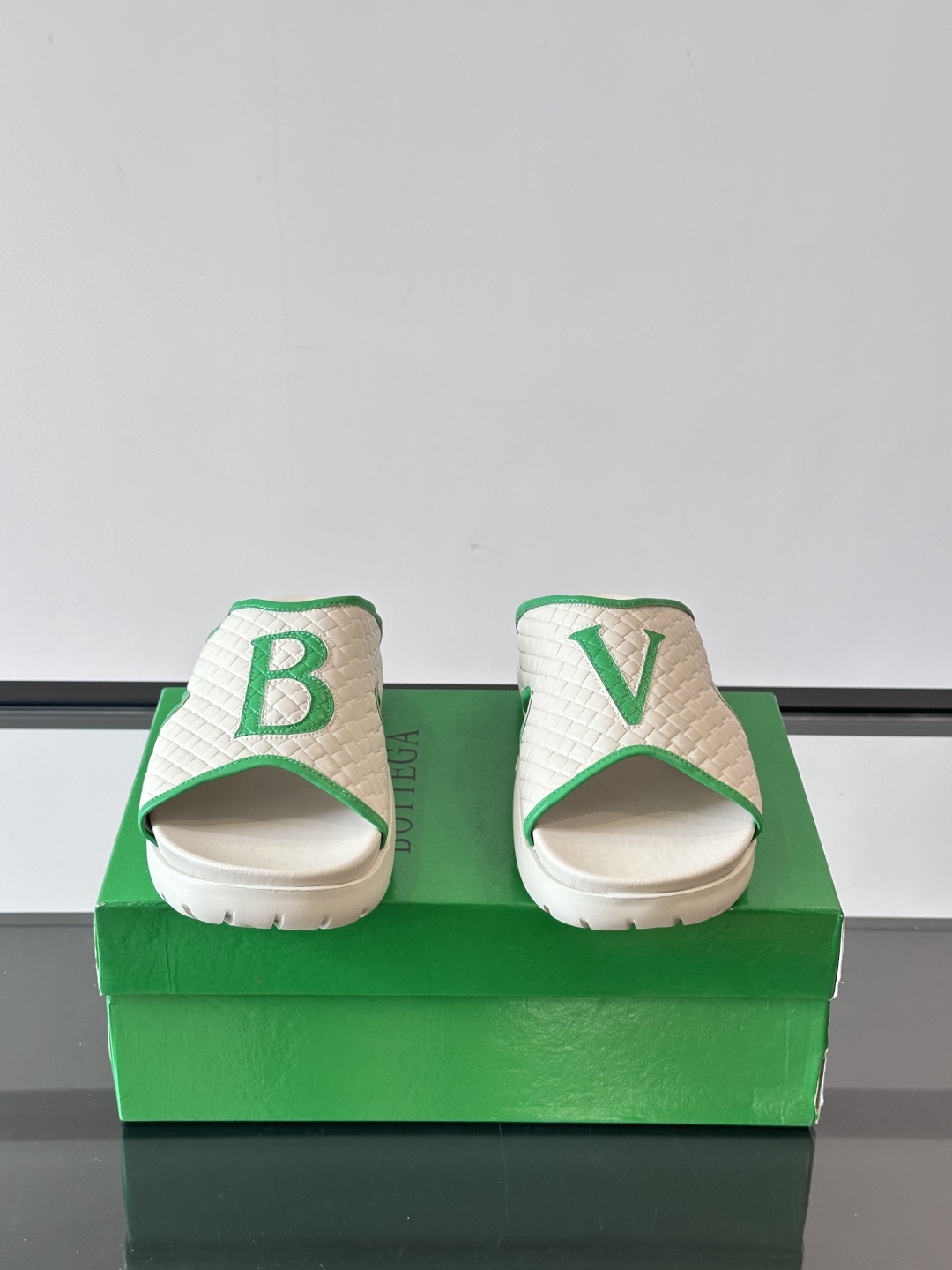 ◾️▫️BV高端编织男士拖鞋，高品质经典单品，用料上乘考究，版型宽松舒适，推荐入手，鞋面选用进口头层，发