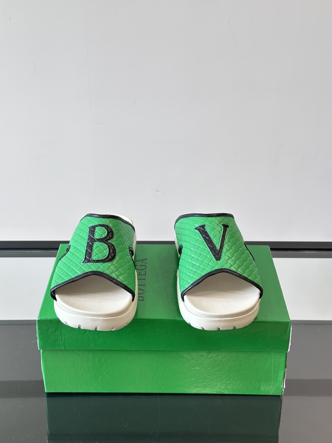 ◾️▫️BV高端编织男士拖鞋，高品质经典单品，用料上乘考究，版型宽松舒适，推荐入手，鞋面选用进口头层，发