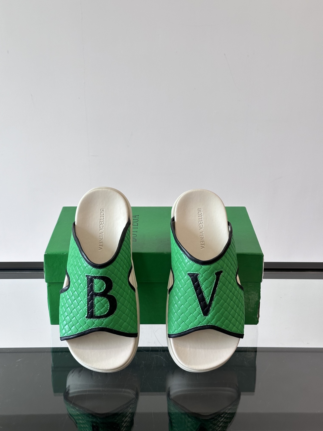 ◾️▫️BV高端编织男士拖鞋，高品质经典单品，用料上乘考究，版型宽松舒适，推荐入手，鞋面选用进口头层，发