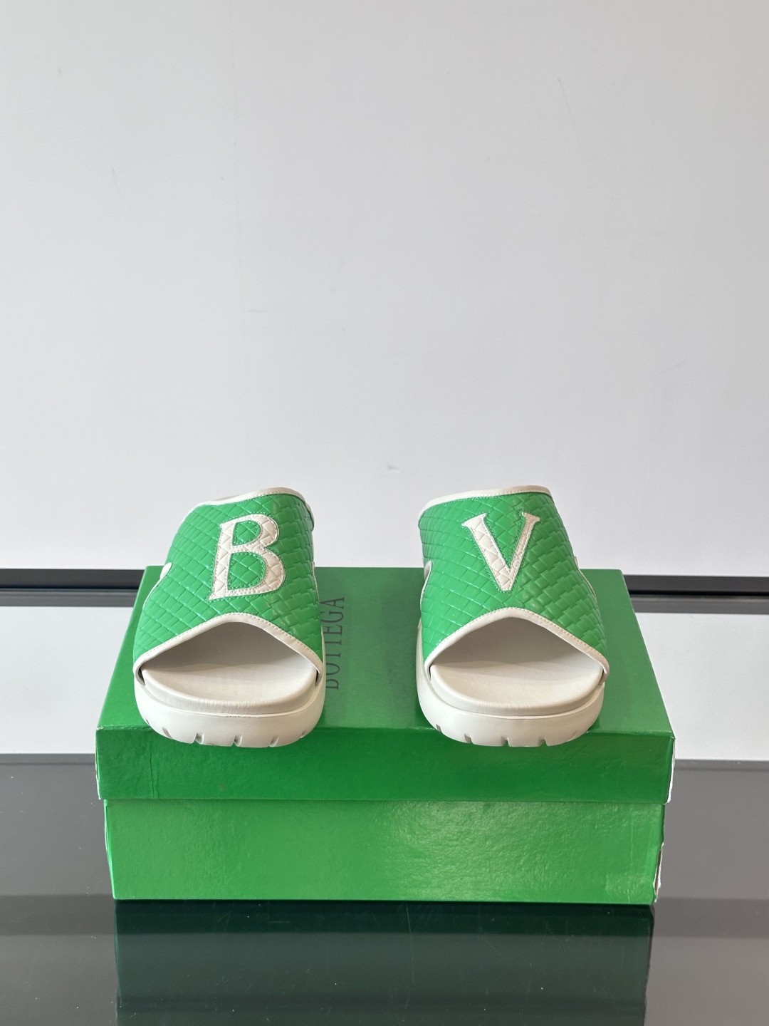◾️▫️BV高端编织男士拖鞋，高品质经典单品，用料上乘考究，版型宽松舒适，推荐入手，鞋面选用进口头层，发