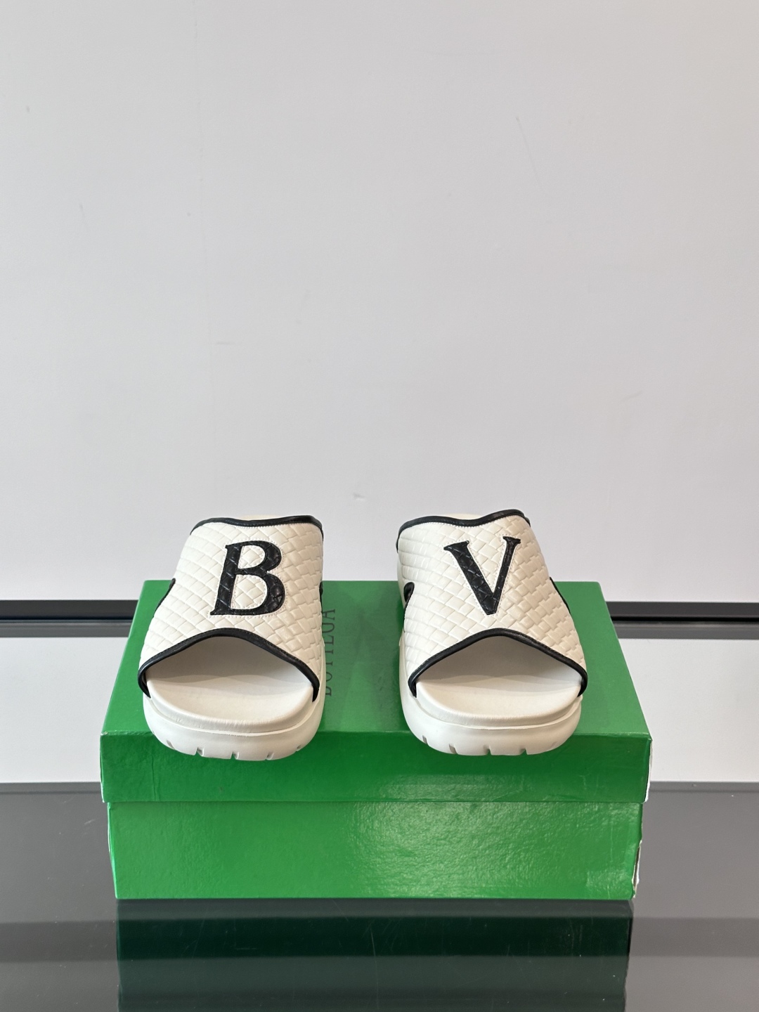 ◾️▫️BV高端编织男士拖鞋，高品质经典单品，用料上乘考究，版型宽松舒适，推荐入手，鞋面选用进口头层，发