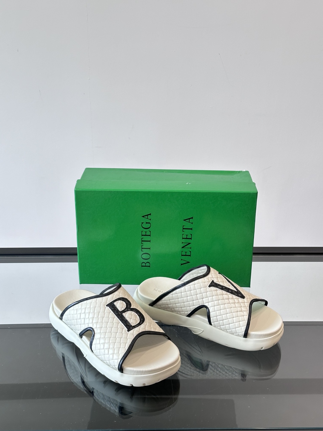 ◾️▫️BV高端编织男士拖鞋，高品质经典单品，用料上乘考究，版型宽松舒适，推荐入手，鞋面选用进口头层，发