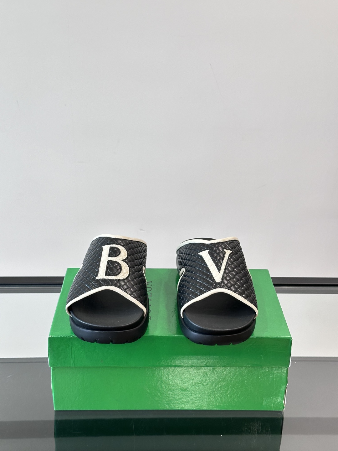 ◾️▫️BV高端编织男士拖鞋，高品质经典单品，用料上乘考究，版型宽松舒适，推荐入手，鞋面选用进口头层，发