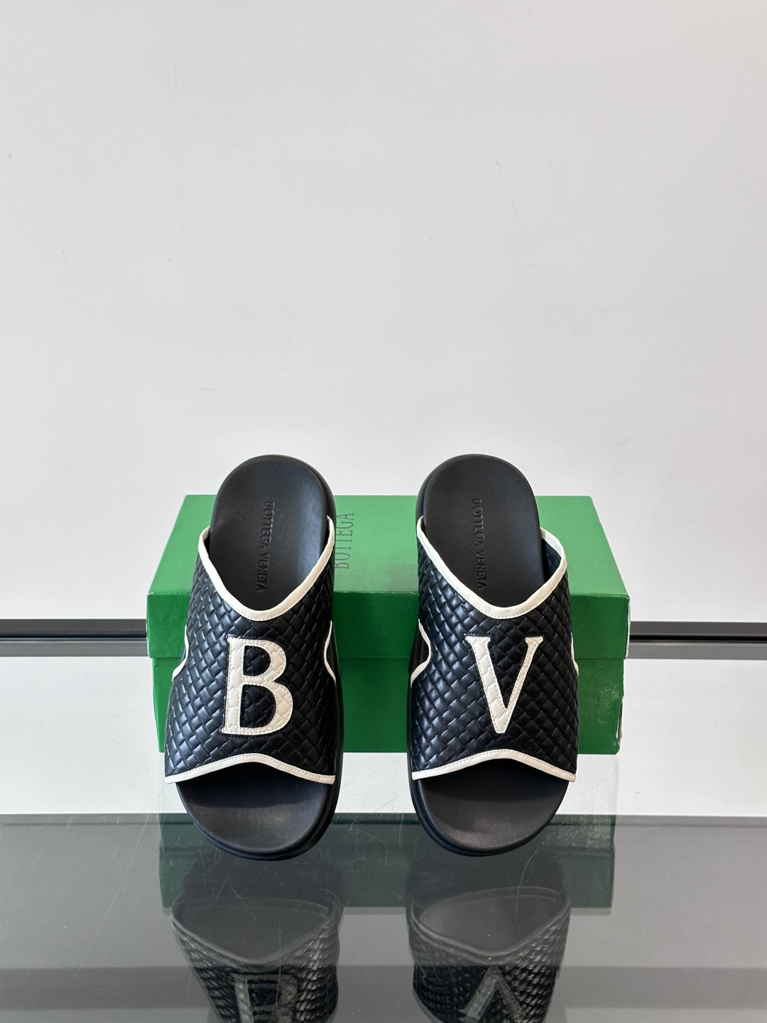 ◾️▫️BV高端编织男士拖鞋，高品质经典单品，用料上乘考究，版型宽松舒适，推荐入手，鞋面选用进口头层，发