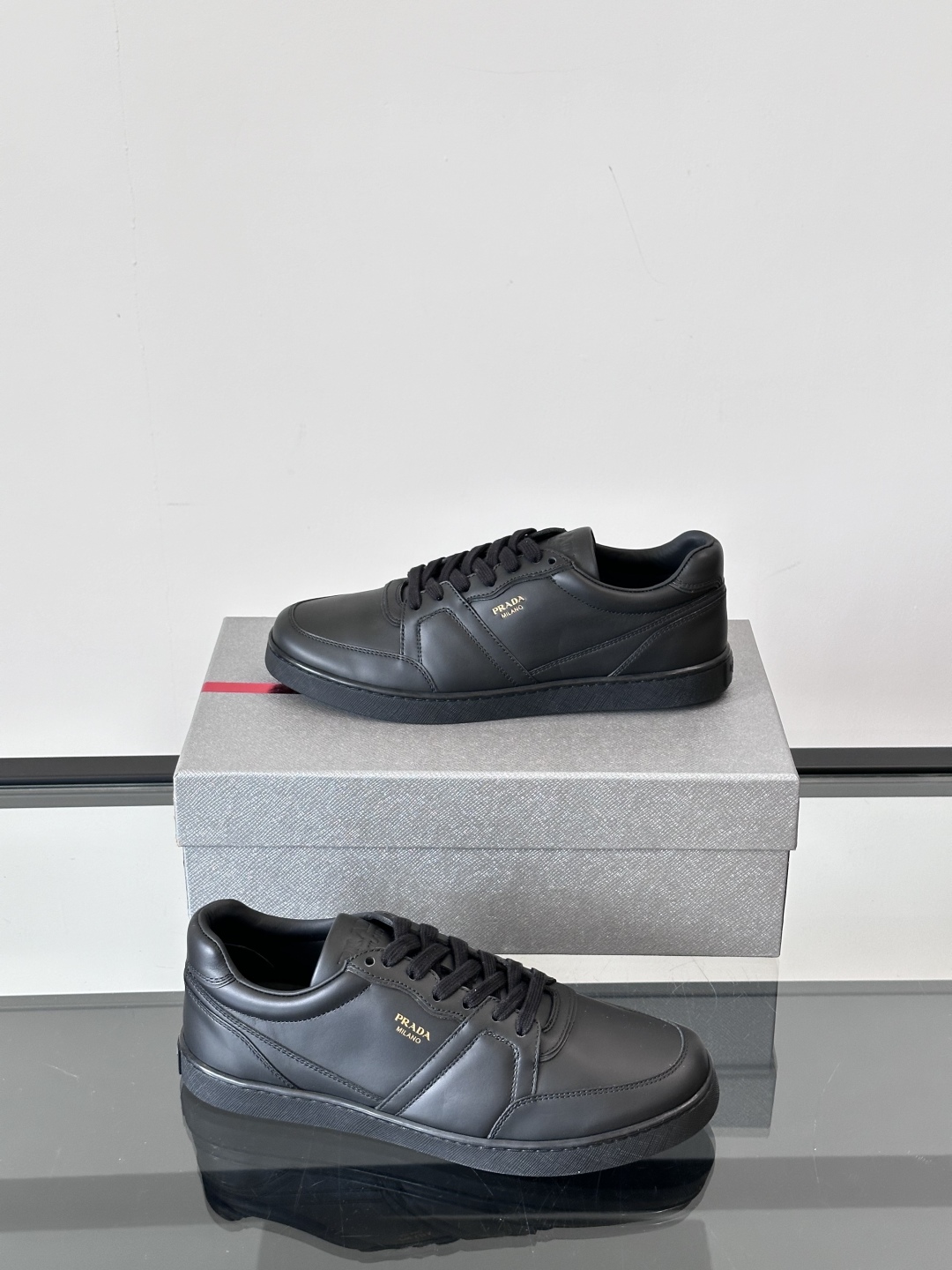 Prada/普拉达 男士新款运动休闲鞋，这款运动鞋鞋面采用进口小牛皮，全皮内里。垫脚牛皮，大底采用防滑运
