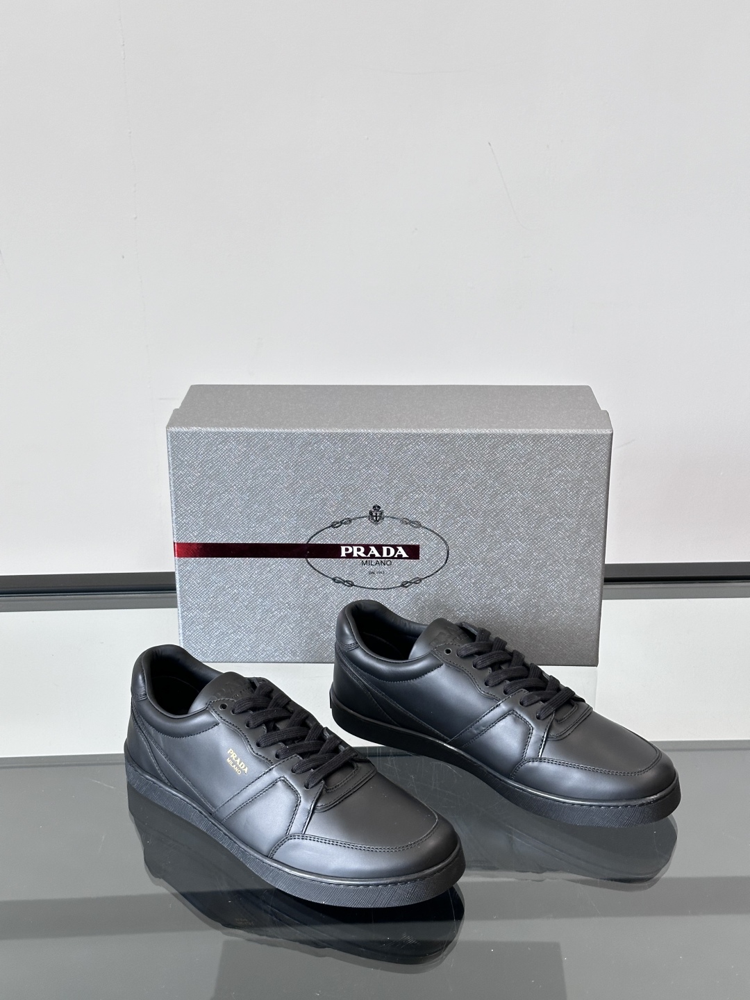 Prada/普拉达 男士新款运动休闲鞋，这款运动鞋鞋面采用进口小牛皮，全皮内里。垫脚牛皮，大底采用防滑运