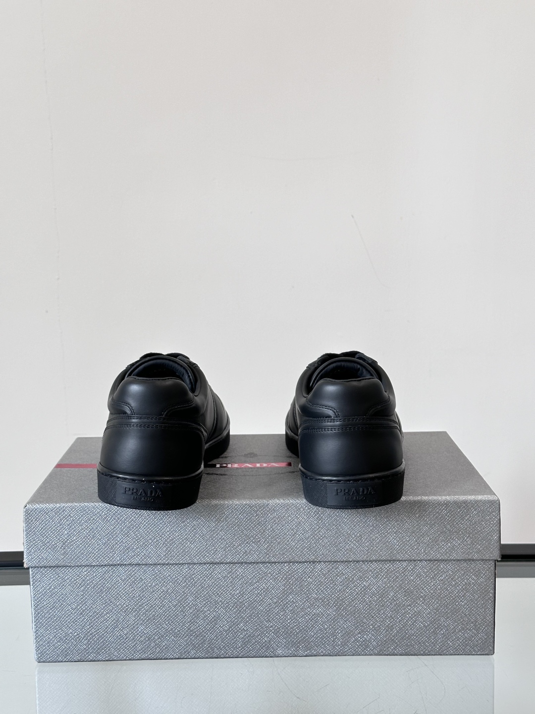 Prada/普拉达 男士新款运动休闲鞋，这款运动鞋鞋面采用进口小牛皮，全皮内里。垫脚牛皮，大底采用防滑运