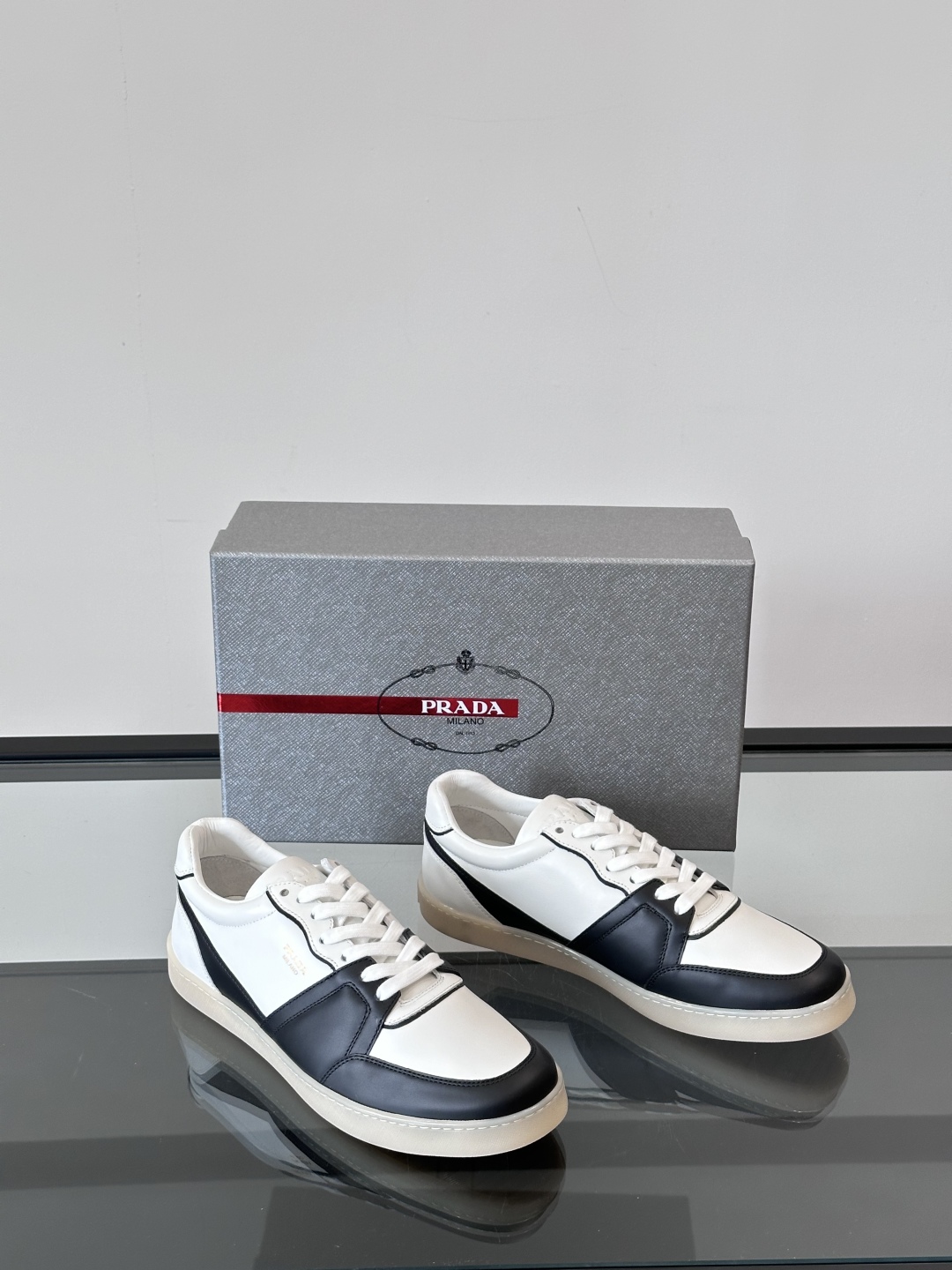 Prada/普拉达 男士新款运动休闲鞋，这款运动鞋鞋面采用进口小牛皮，全皮内里。垫脚牛皮，大底采用防滑运