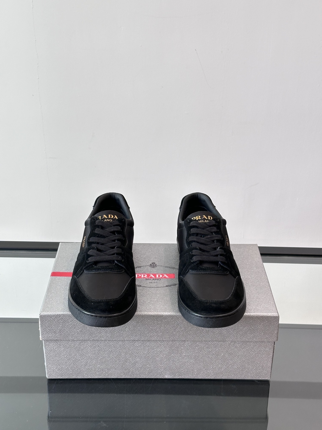  𝐏𝐑𝐀𝐃𝐀普拉达走秀款轻便薄底新款德训鞋 休闲鞋👟大底开模TPU！鞋面麂皮有肌理感，内里羊皮包裹，软软