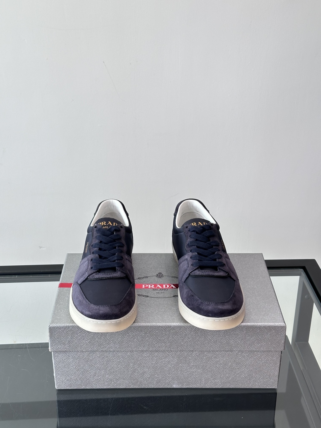  𝐏𝐑𝐀𝐃𝐀普拉达走秀款轻便薄底新款德训鞋 休闲鞋👟大底开模TPU！鞋面麂皮有肌理感，内里羊皮包裹，软软