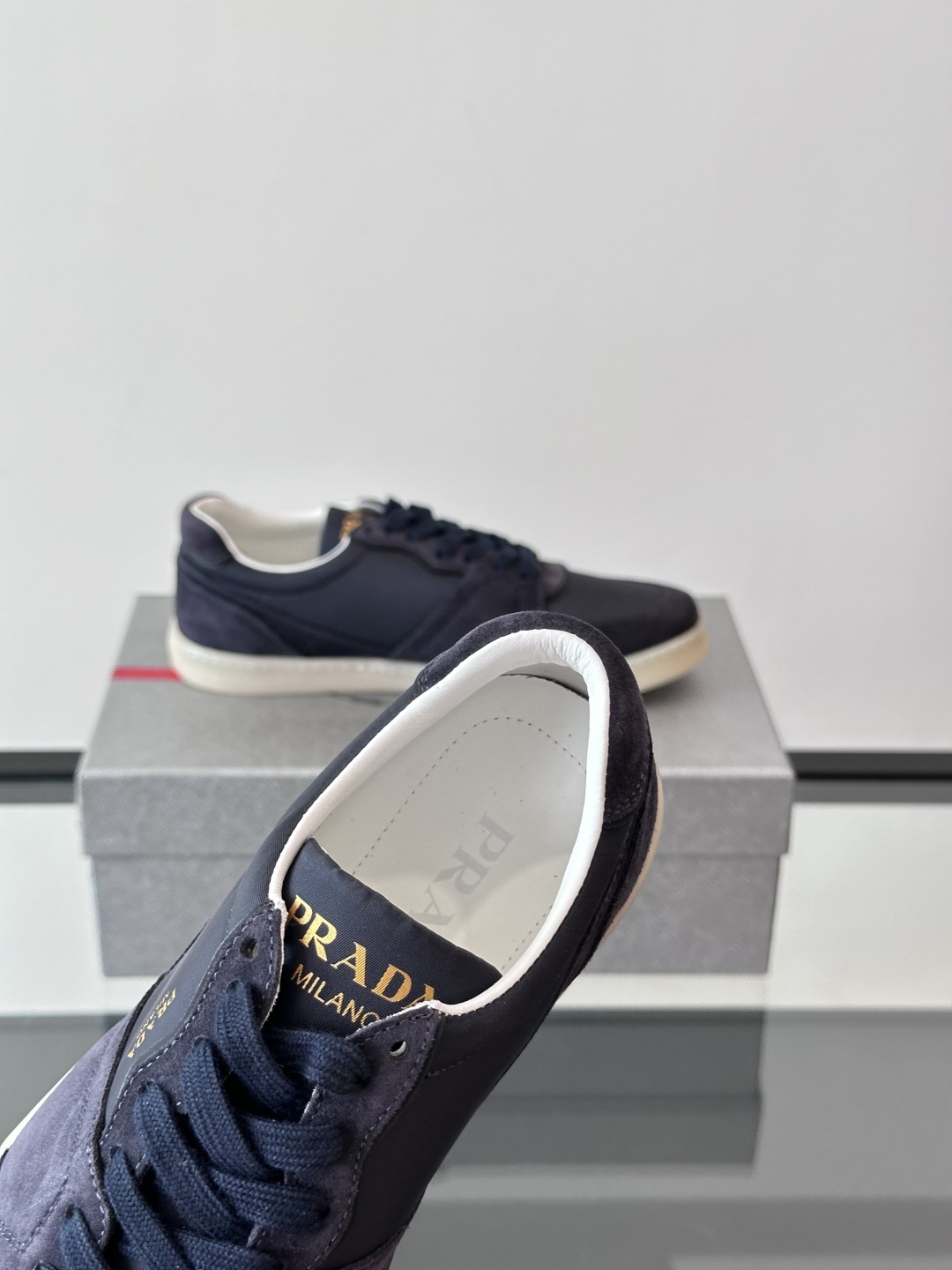  𝐏𝐑𝐀𝐃𝐀普拉达走秀款轻便薄底新款德训鞋 休闲鞋👟大底开模TPU！鞋面麂皮有肌理感，内里羊皮包裹，软软
