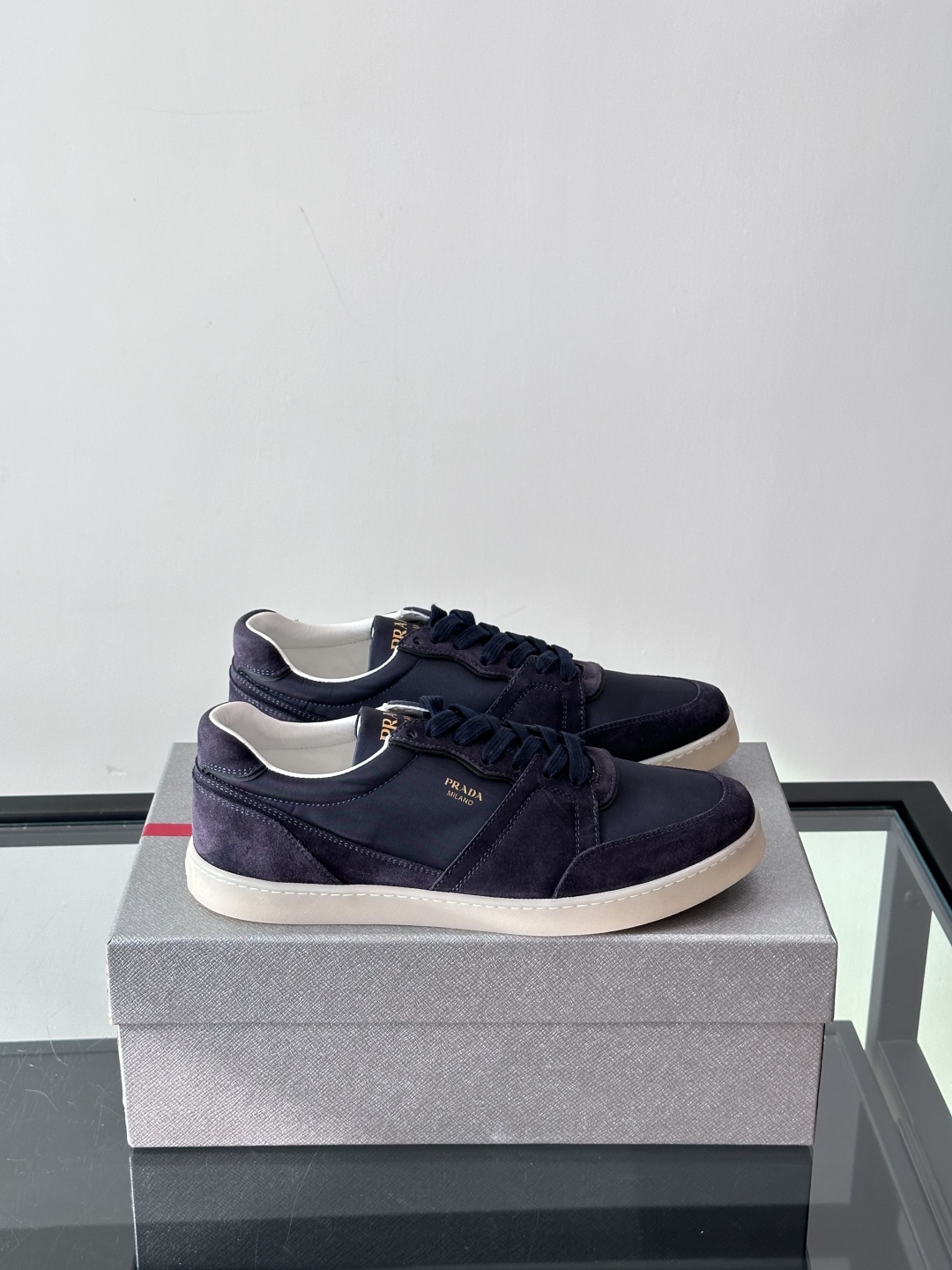  𝐏𝐑𝐀𝐃𝐀普拉达走秀款轻便薄底新款德训鞋 休闲鞋👟大底开模TPU！鞋面麂皮有肌理感，内里羊皮包裹，软软