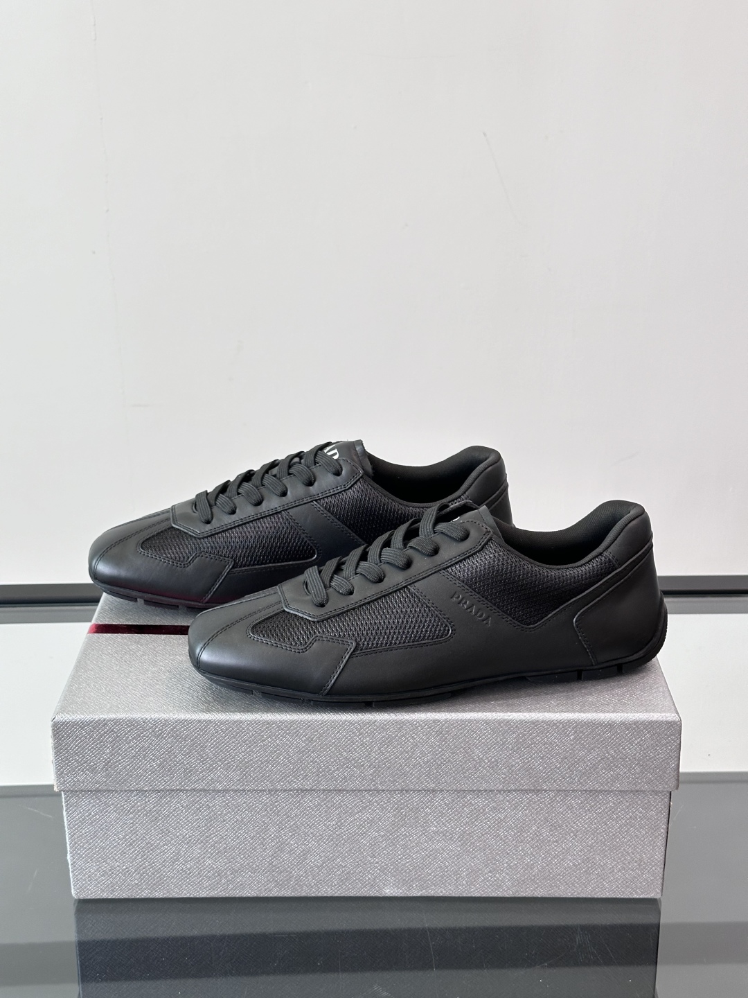  𝐏𝐑𝐀𝐃𝐀普拉达走秀款轻便薄底新款德训鞋 休闲鞋👟大底开模TPU！鞋面牛皮有肌理感，内里羊皮包裹，软软