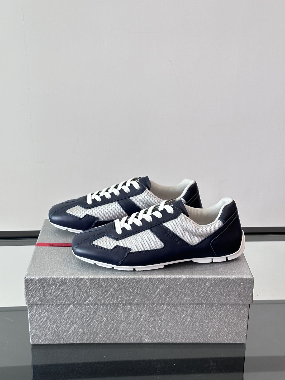  𝐏𝐑𝐀𝐃𝐀普拉达走秀款轻便薄底新款德训鞋 休闲鞋👟大底开模TPU！鞋面牛皮有肌理感，内里羊皮包裹，软软