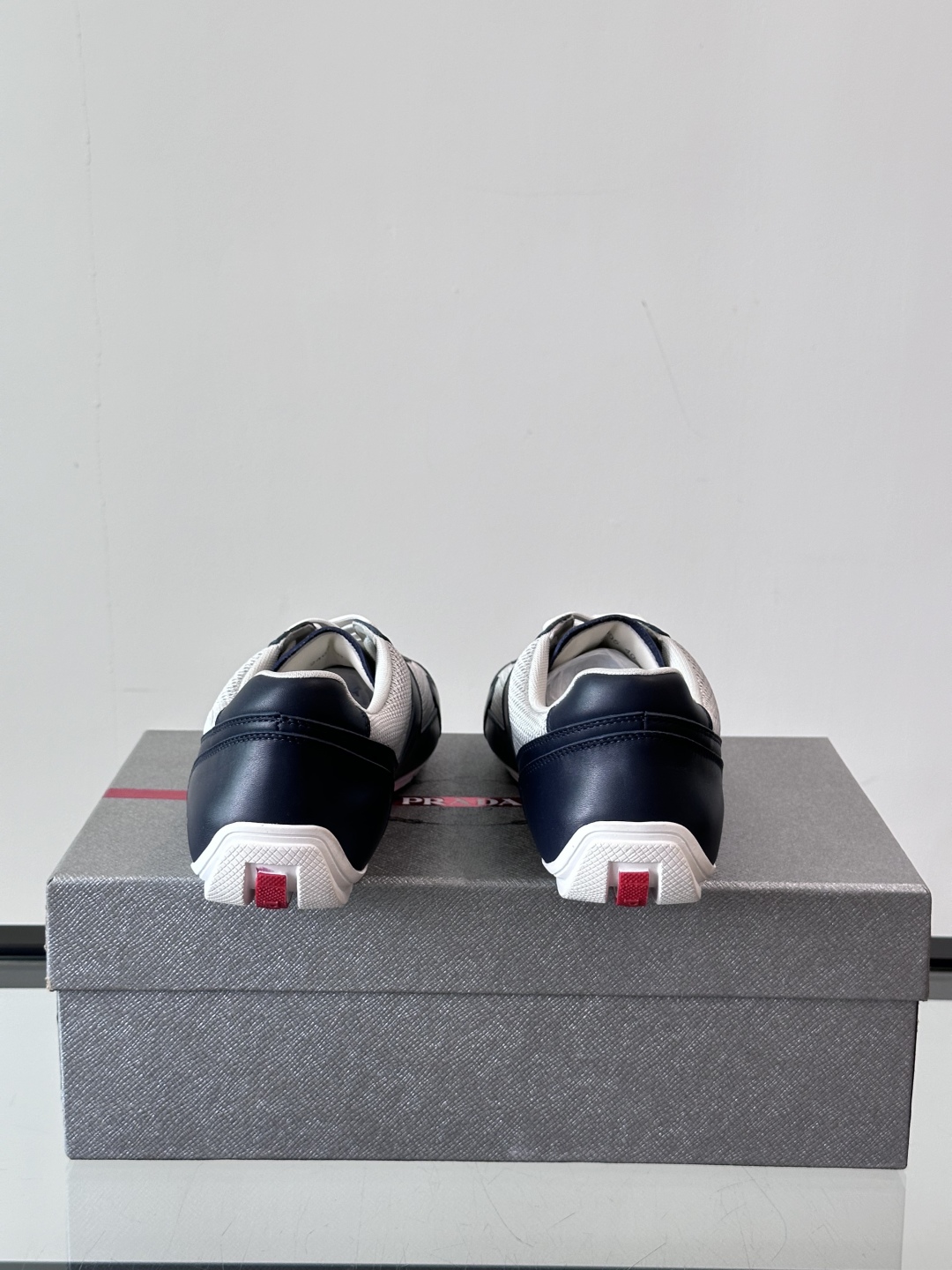  𝐏𝐑𝐀𝐃𝐀普拉达走秀款轻便薄底新款德训鞋 休闲鞋👟大底开模TPU！鞋面牛皮有肌理感，内里羊皮包裹，软软