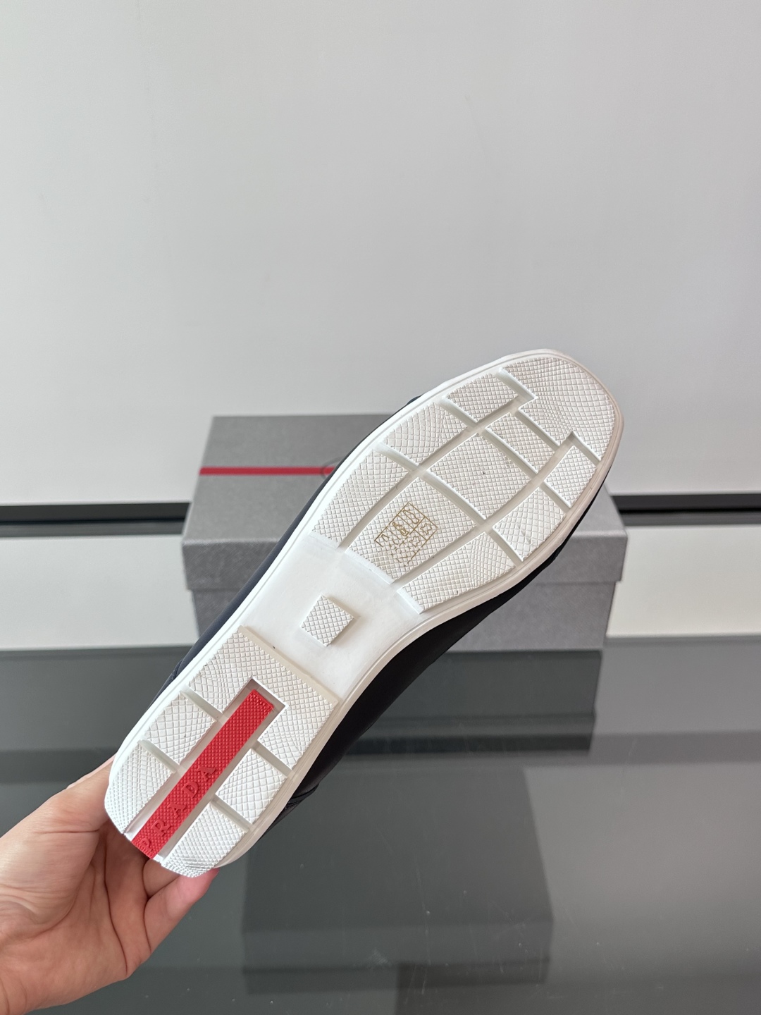  𝐏𝐑𝐀𝐃𝐀普拉达走秀款轻便薄底新款德训鞋 休闲鞋👟大底开模TPU！鞋面牛皮有肌理感，内里羊皮包裹，软软