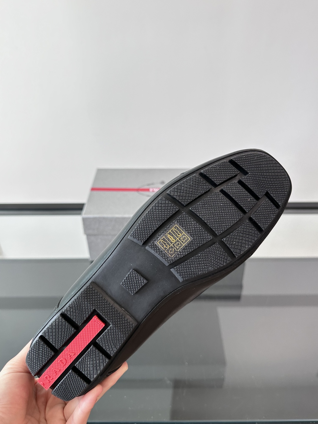  𝐏𝐑𝐀𝐃𝐀普拉达走秀款轻便薄底新款德训鞋 休闲鞋👟大底开模TPU！鞋面牛皮有肌理感，内里羊皮包裹，软软