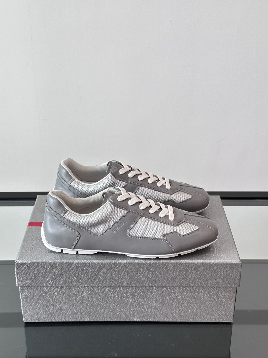  𝐏𝐑𝐀𝐃𝐀普拉达走秀款轻便薄底新款德训鞋 休闲鞋👟大底开模TPU！鞋面牛皮有肌理感，内里羊皮包裹，软软