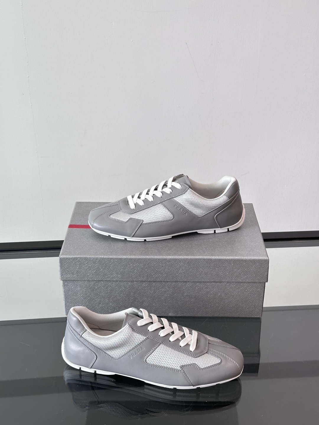 𝐏𝐑𝐀𝐃𝐀普拉达走秀款轻便薄底新款德训鞋 休闲鞋👟大底开模TPU！鞋面牛皮有肌理感，内里羊皮包裹，软软