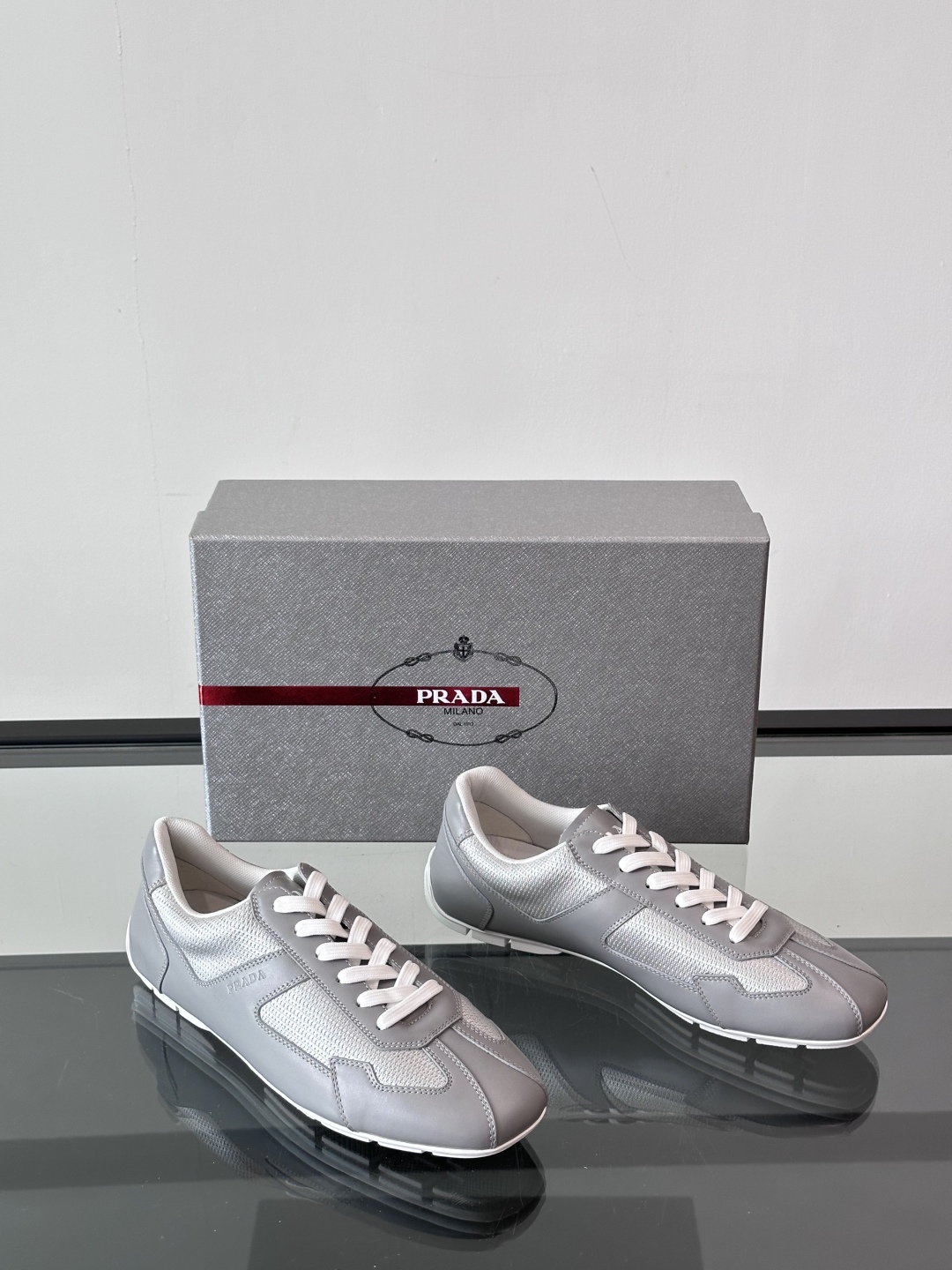  𝐏𝐑𝐀𝐃𝐀普拉达走秀款轻便薄底新款德训鞋 休闲鞋👟大底开模TPU！鞋面牛皮有肌理感，内里羊皮包裹，软软