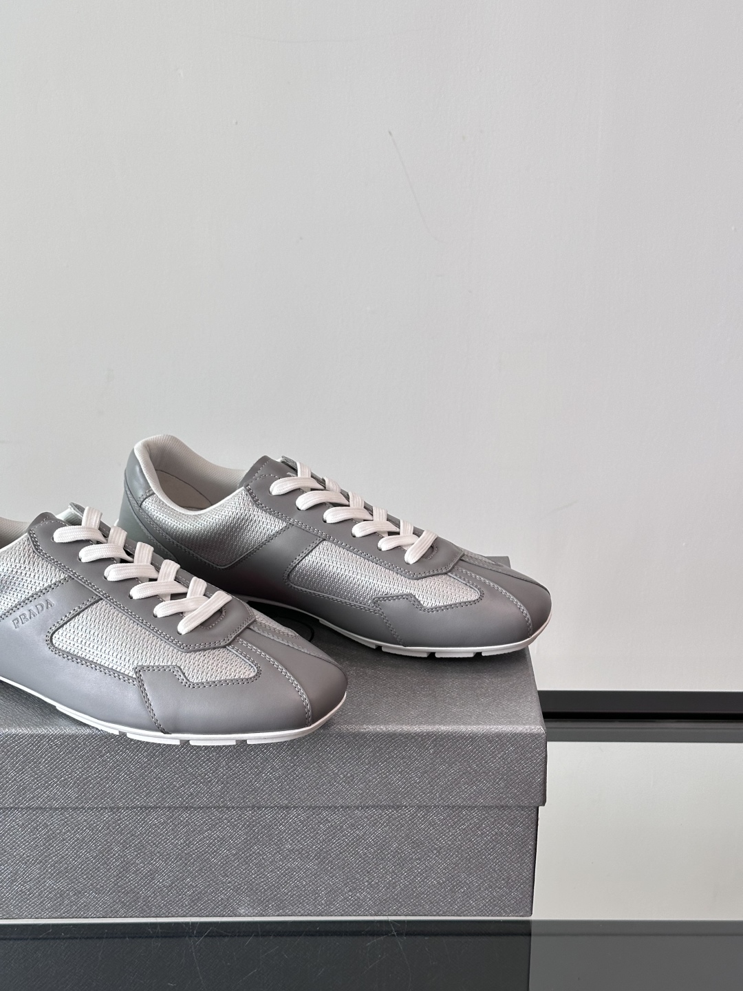  𝐏𝐑𝐀𝐃𝐀普拉达走秀款轻便薄底新款德训鞋 休闲鞋👟大底开模TPU！鞋面牛皮有肌理感，内里羊皮包裹，软软