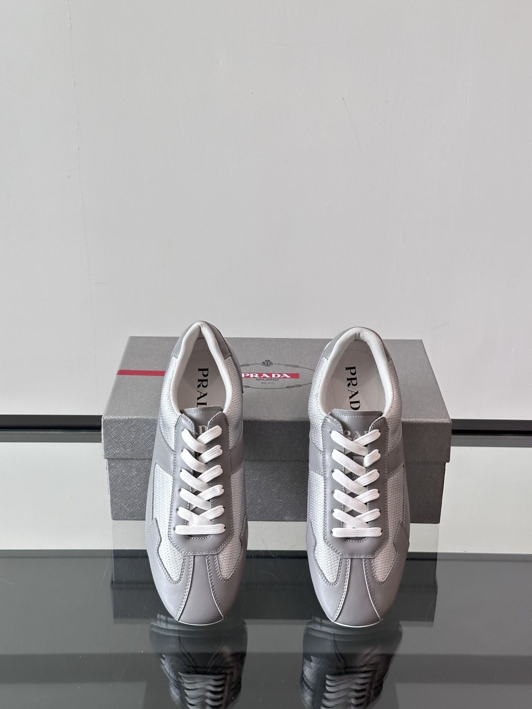  𝐏𝐑𝐀𝐃𝐀普拉达走秀款轻便薄底新款德训鞋 休闲鞋👟大底开模TPU！鞋面牛皮有肌理感，内里羊皮包裹，软软