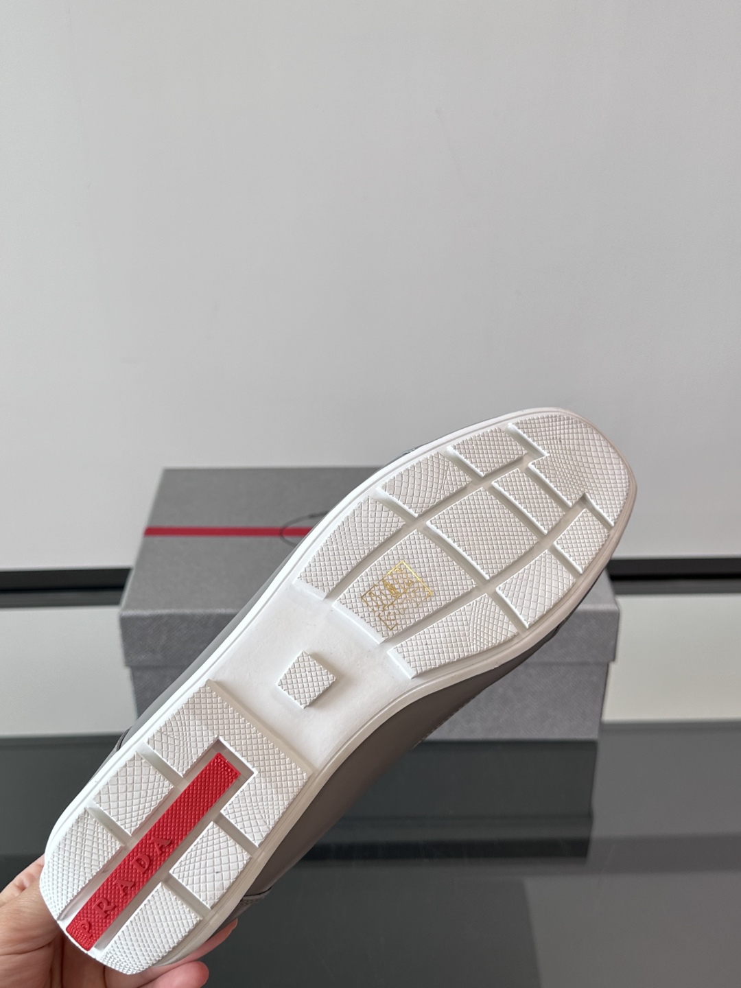  𝐏𝐑𝐀𝐃𝐀普拉达走秀款轻便薄底新款德训鞋 休闲鞋👟大底开模TPU！鞋面牛皮有肌理感，内里羊皮包裹，软软
