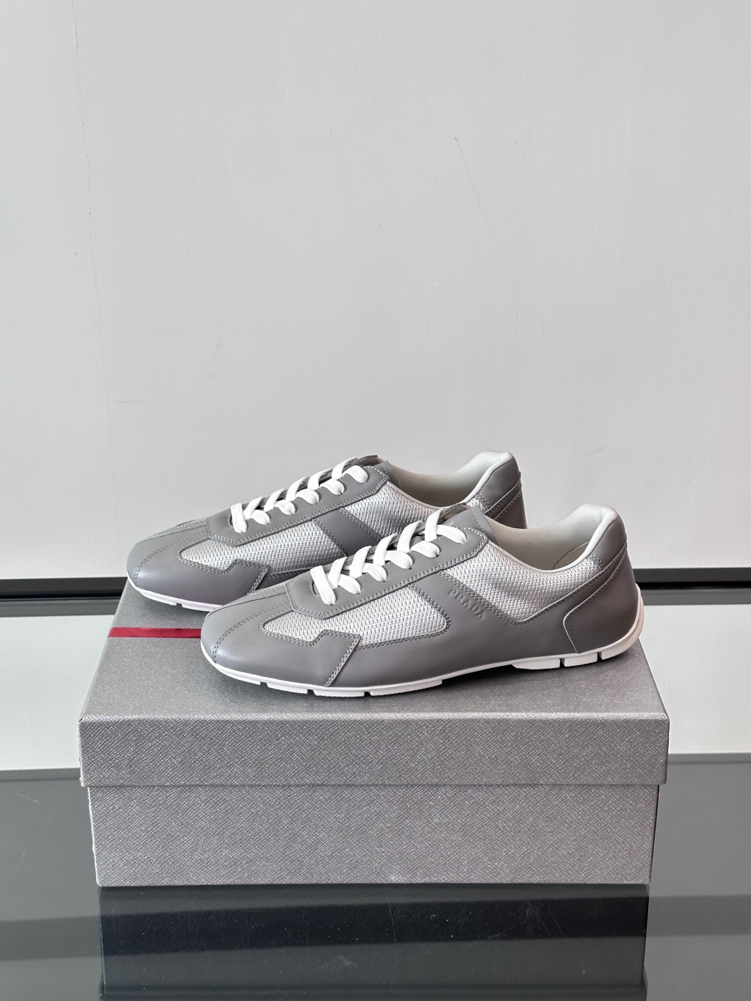  𝐏𝐑𝐀𝐃𝐀普拉达走秀款轻便薄底新款德训鞋 休闲鞋👟大底开模TPU！鞋面牛皮有肌理感，内里羊皮包裹，软软