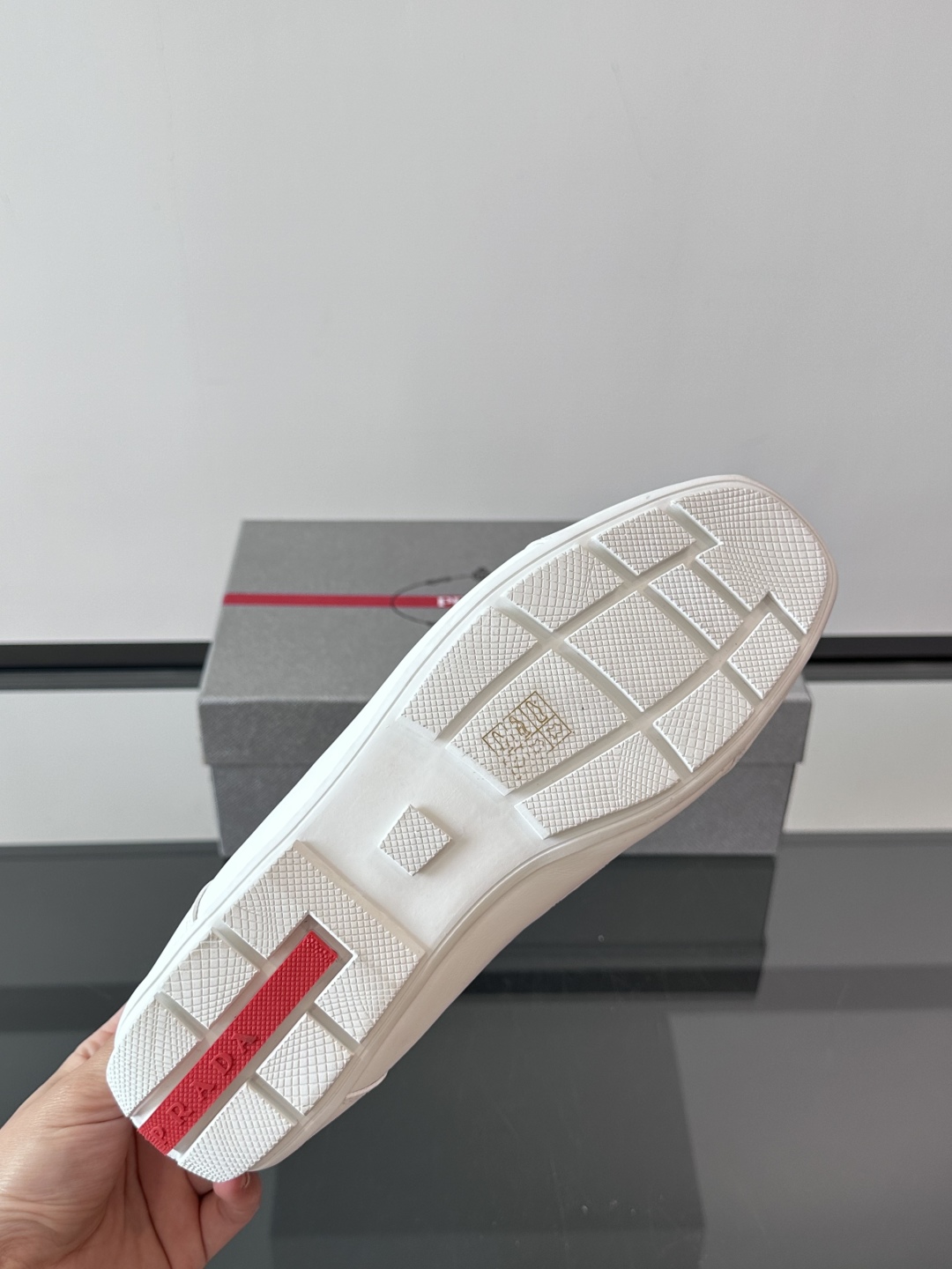  𝐏𝐑𝐀𝐃𝐀普拉达走秀款轻便薄底新款德训鞋 休闲鞋👟大底开模TPU！鞋面牛皮有肌理感，内里羊皮包裹，软软