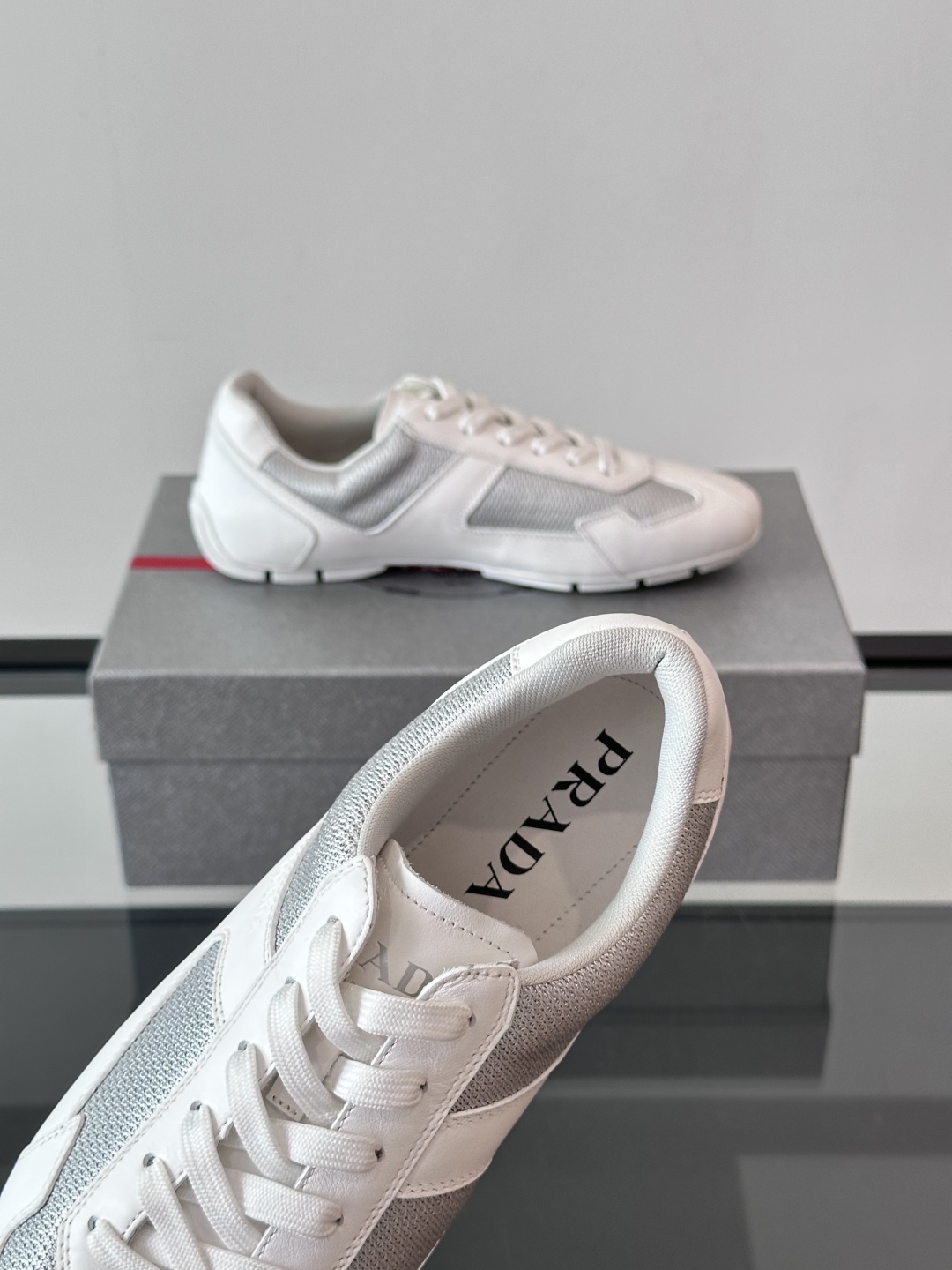  𝐏𝐑𝐀𝐃𝐀普拉达走秀款轻便薄底新款德训鞋 休闲鞋👟大底开模TPU！鞋面牛皮有肌理感，内里羊皮包裹，软软