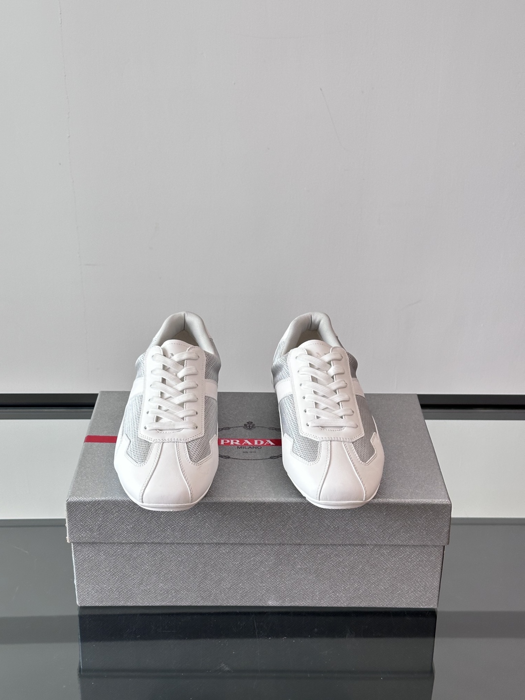  𝐏𝐑𝐀𝐃𝐀普拉达走秀款轻便薄底新款德训鞋 休闲鞋👟大底开模TPU！鞋面牛皮有肌理感，内里羊皮包裹，软软
