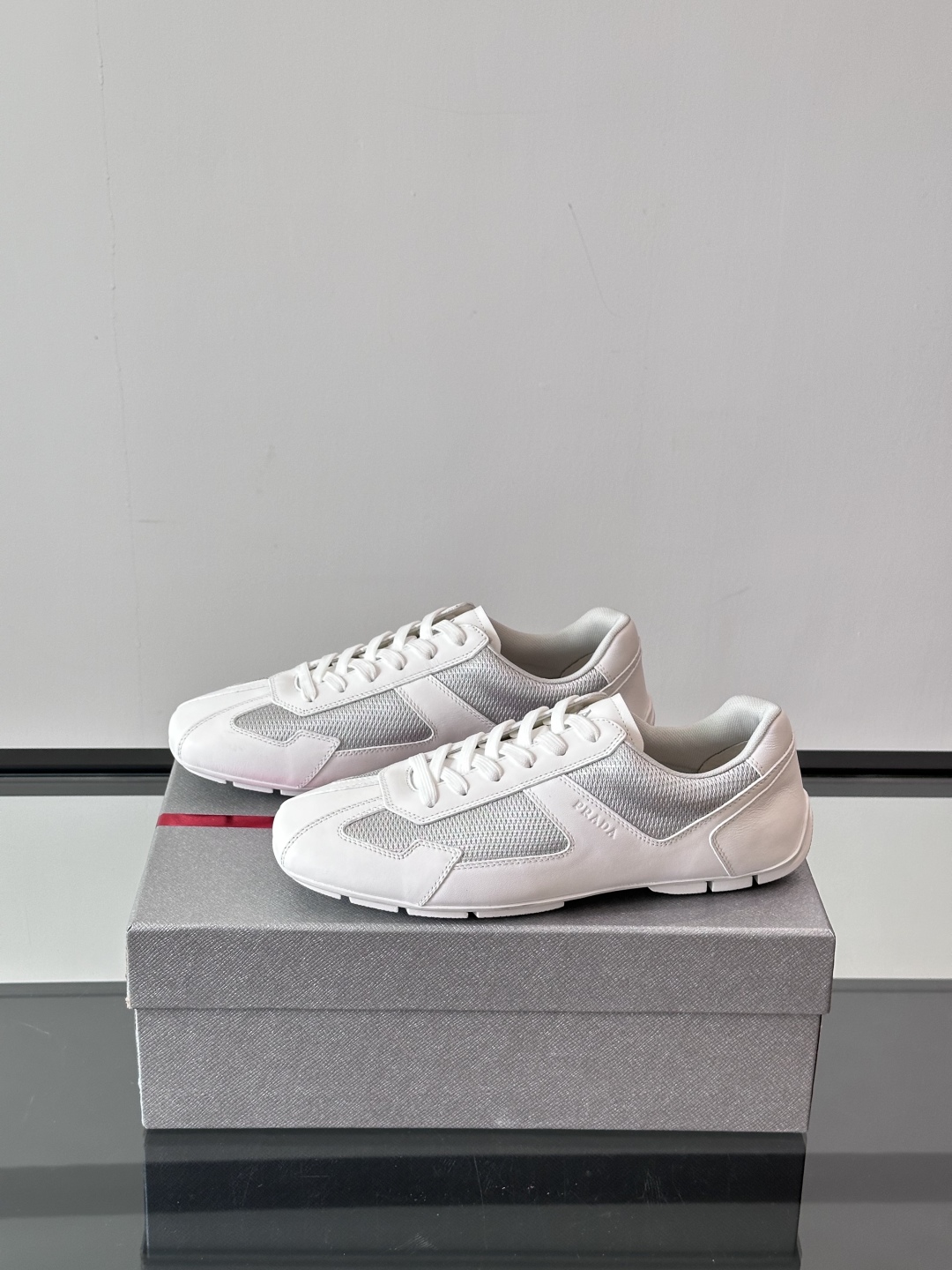  𝐏𝐑𝐀𝐃𝐀普拉达走秀款轻便薄底新款德训鞋 休闲鞋👟大底开模TPU！鞋面牛皮有肌理感，内里羊皮包裹，软软