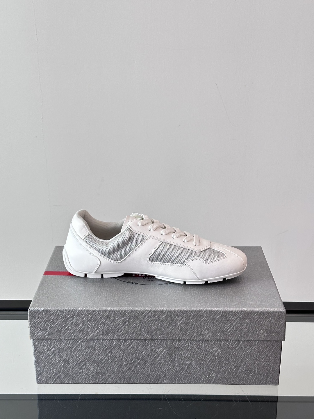 𝐏𝐑𝐀𝐃𝐀普拉达走秀款轻便薄底新款德训鞋 休闲鞋👟大底开模TPU！鞋面牛皮有肌理感，内里羊皮包裹，软软
