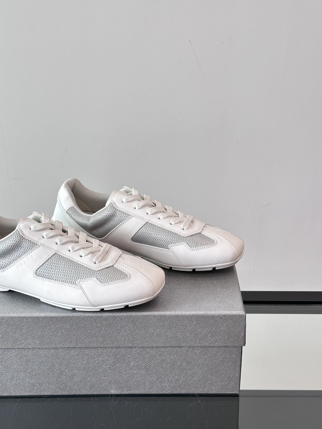  𝐏𝐑𝐀𝐃𝐀普拉达走秀款轻便薄底新款德训鞋 休闲鞋👟大底开模TPU！鞋面牛皮有肌理感，内里羊皮包裹，软软
