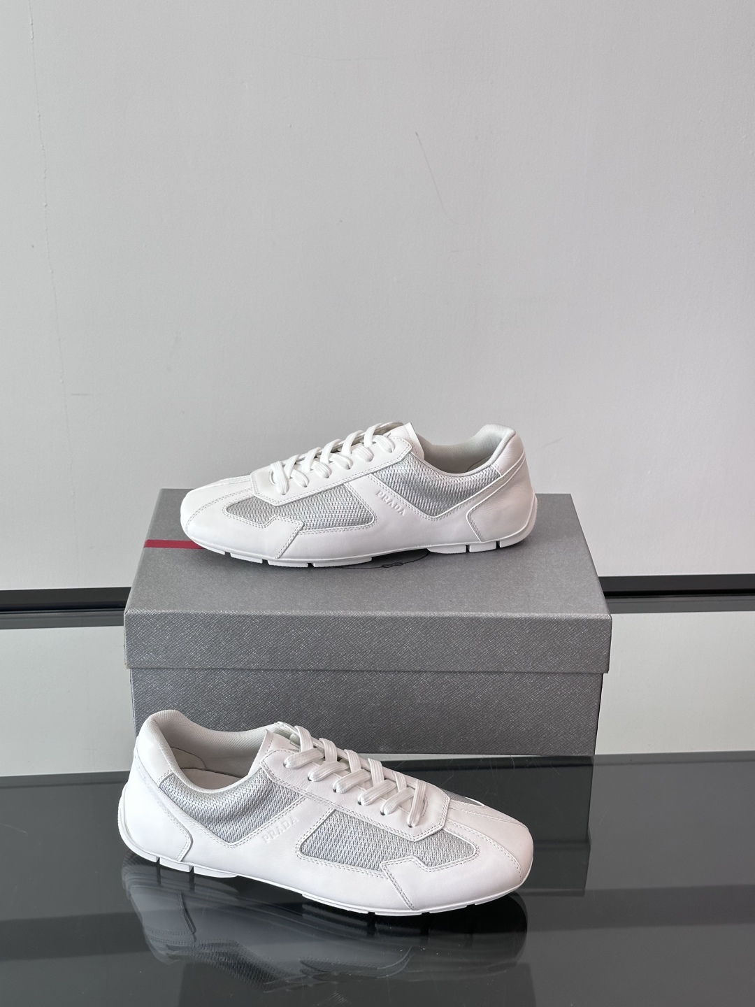  𝐏𝐑𝐀𝐃𝐀普拉达走秀款轻便薄底新款德训鞋 休闲鞋👟大底开模TPU！鞋面牛皮有肌理感，内里羊皮包裹，软软