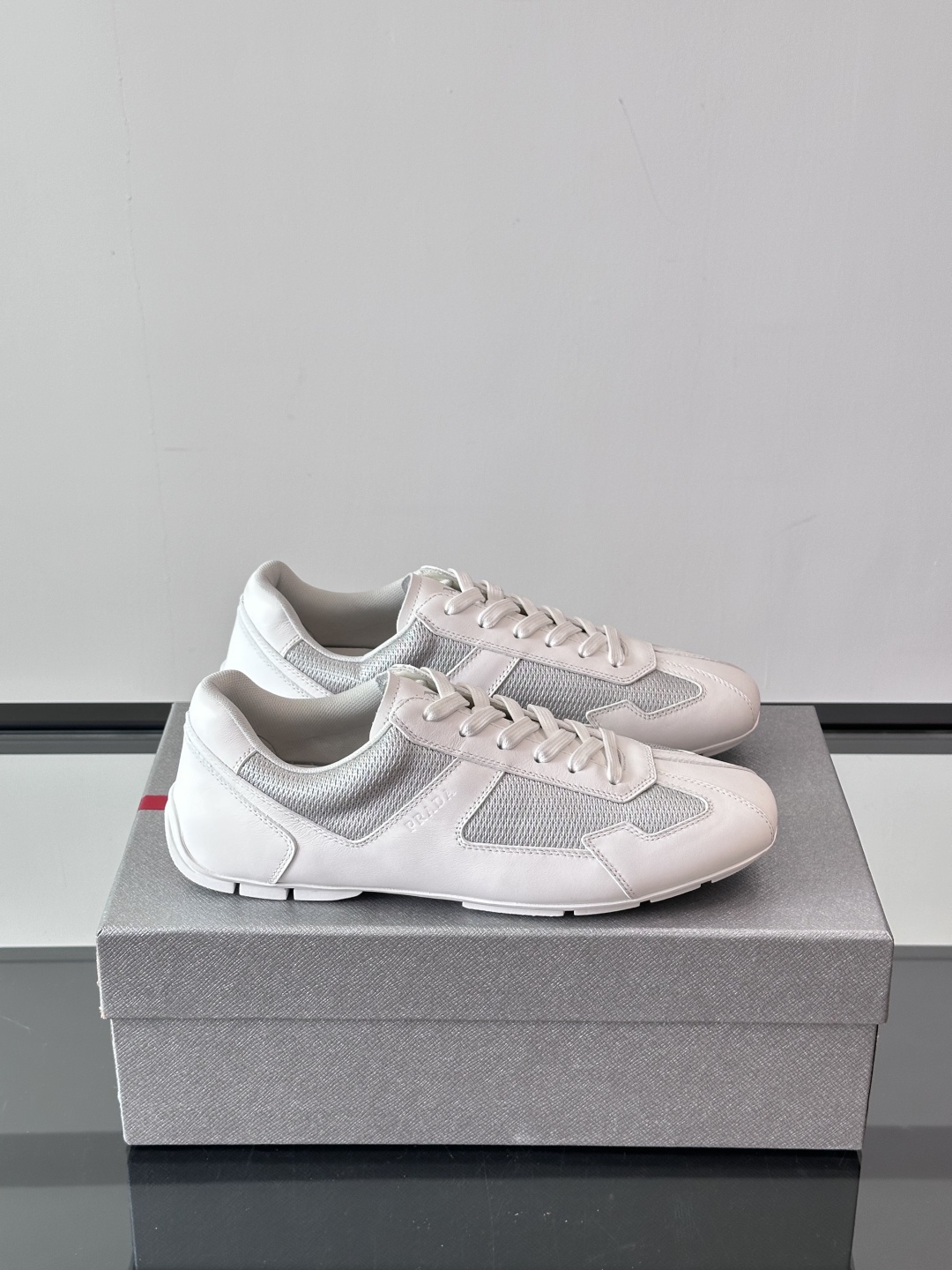  𝐏𝐑𝐀𝐃𝐀普拉达走秀款轻便薄底新款德训鞋 休闲鞋👟大底开模TPU！鞋面牛皮有肌理感，内里羊皮包裹，软软