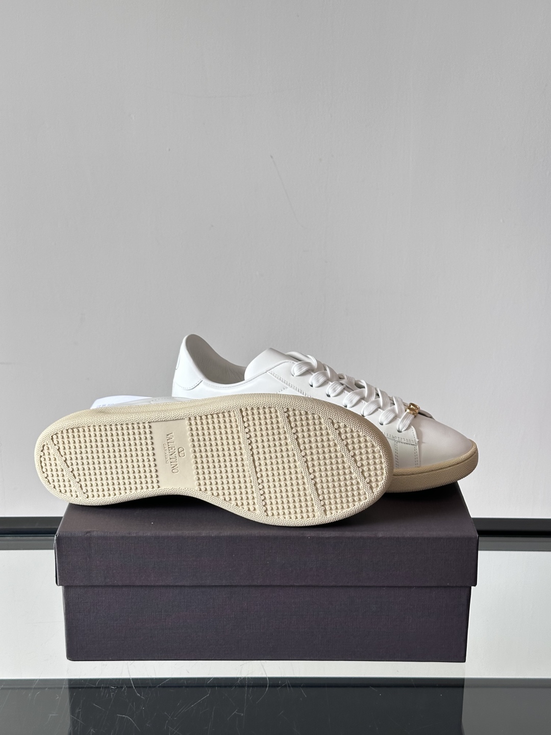 VALENTINO 2025 华伦天奴新款简约款小白鞋 四季可穿 小牛皮材质舒适透气 质感在线 这双鞋的