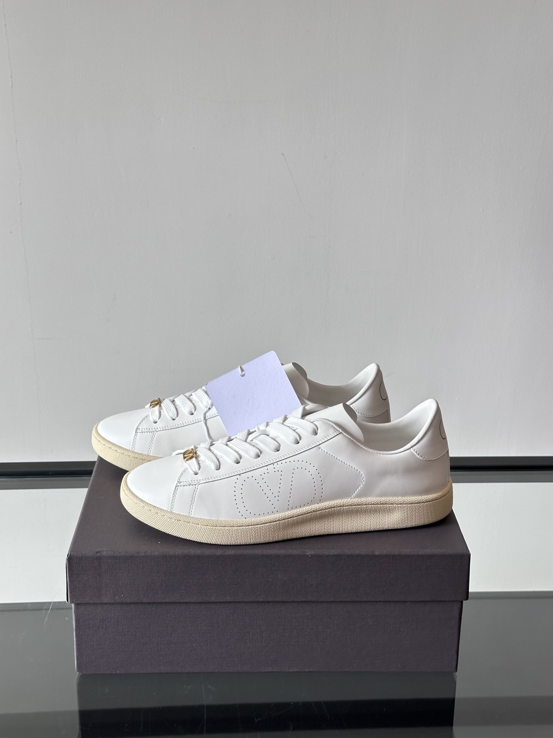 VALENTINO 2025 华伦天奴新款简约款小白鞋 四季可穿 小牛皮材质舒适透气 质感在线 这双鞋的