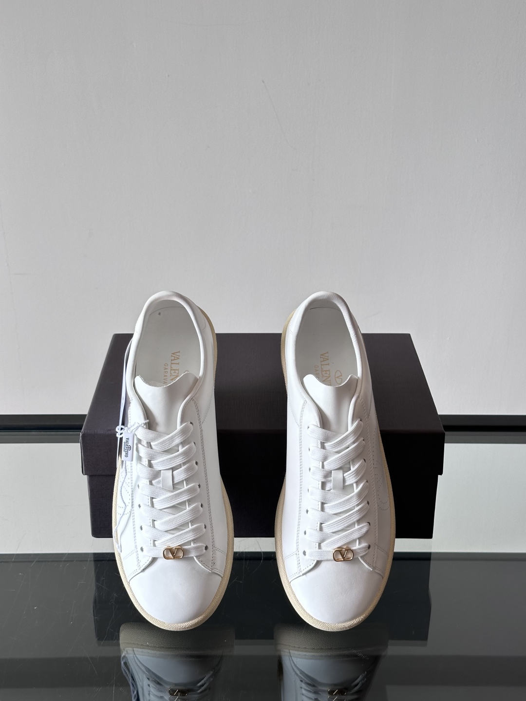 VALENTINO 2025 华伦天奴新款简约款小白鞋 四季可穿 小牛皮材质舒适透气 质感在线 这双鞋的