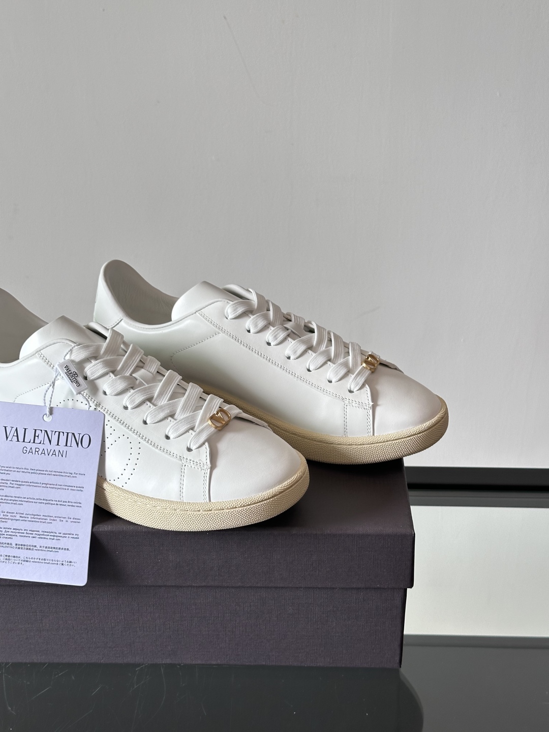 VALENTINO 2025 华伦天奴新款简约款小白鞋 四季可穿 小牛皮材质舒适透气 质感在线 这双鞋的