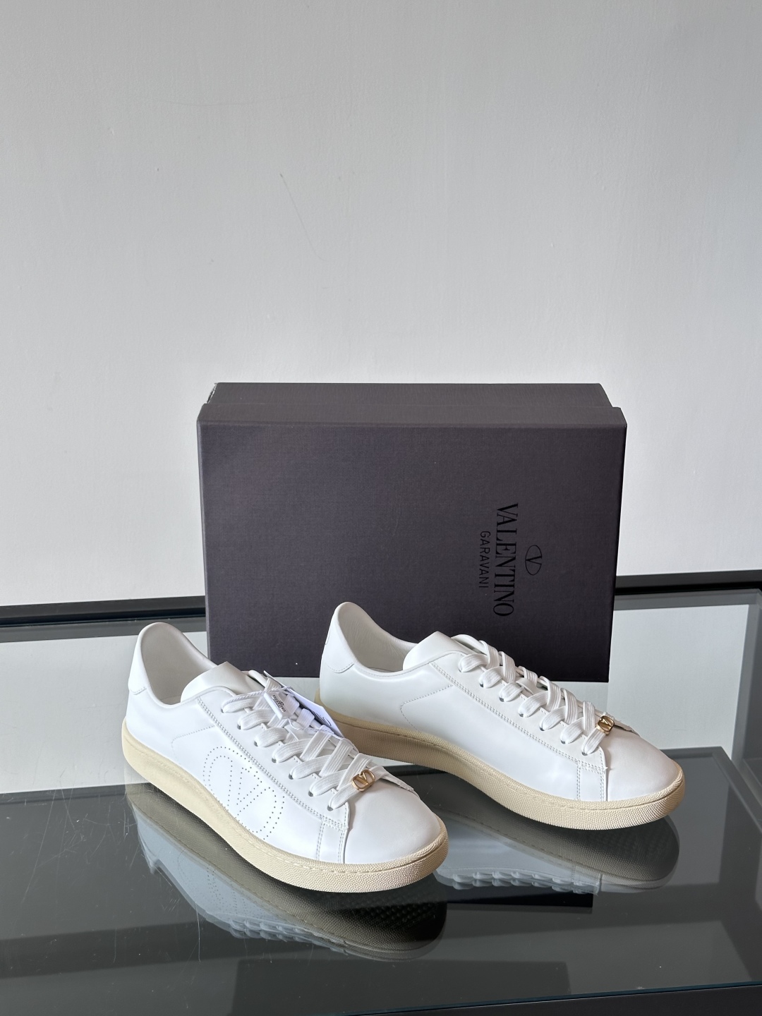 VALENTINO 2025 华伦天奴新款简约款小白鞋 四季可穿 小牛皮材质舒适透气 质感在线 这双鞋的