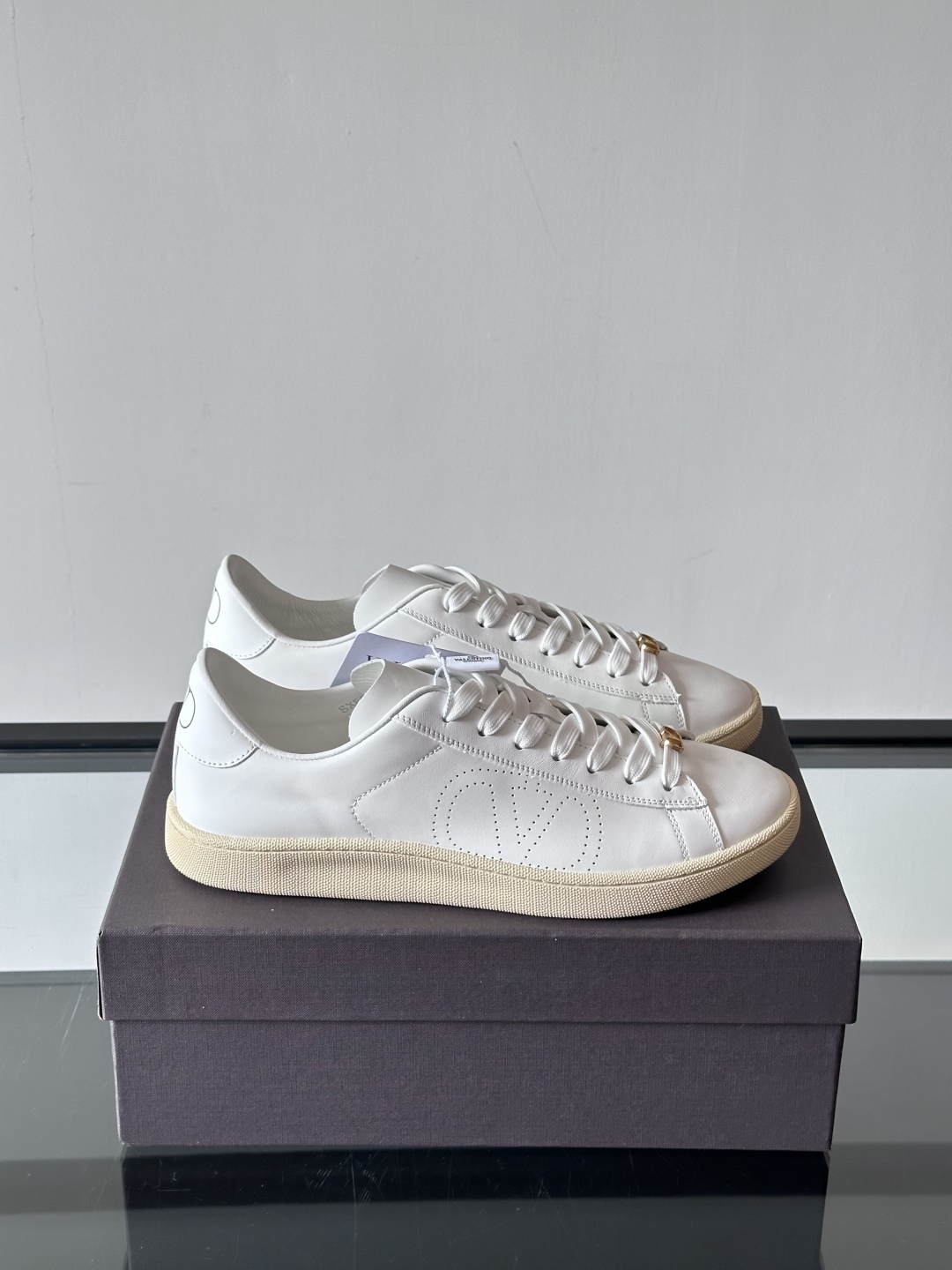 VALENTINO 2025 华伦天奴新款简约款小白鞋 四季可穿 小牛皮材质舒适透气 质感在线 这双鞋的
