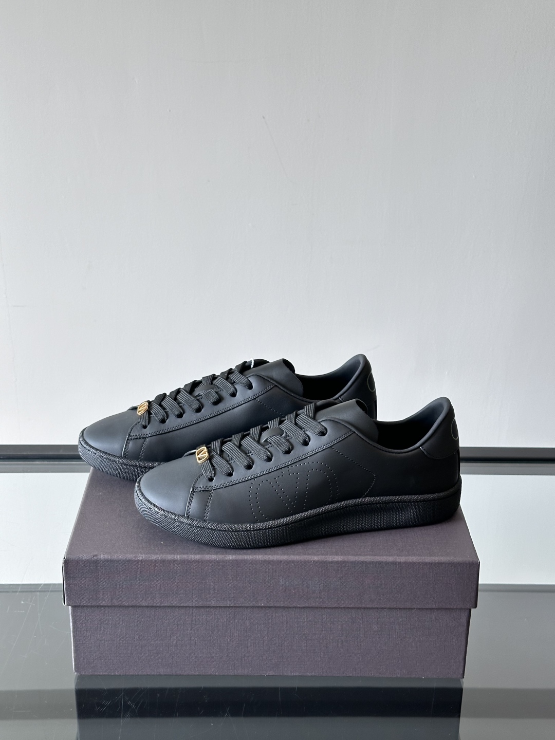 VALENTINO 2025 华伦天奴新款简约款小白鞋 四季可穿 小牛皮材质舒适透气 质感在线 这双鞋的