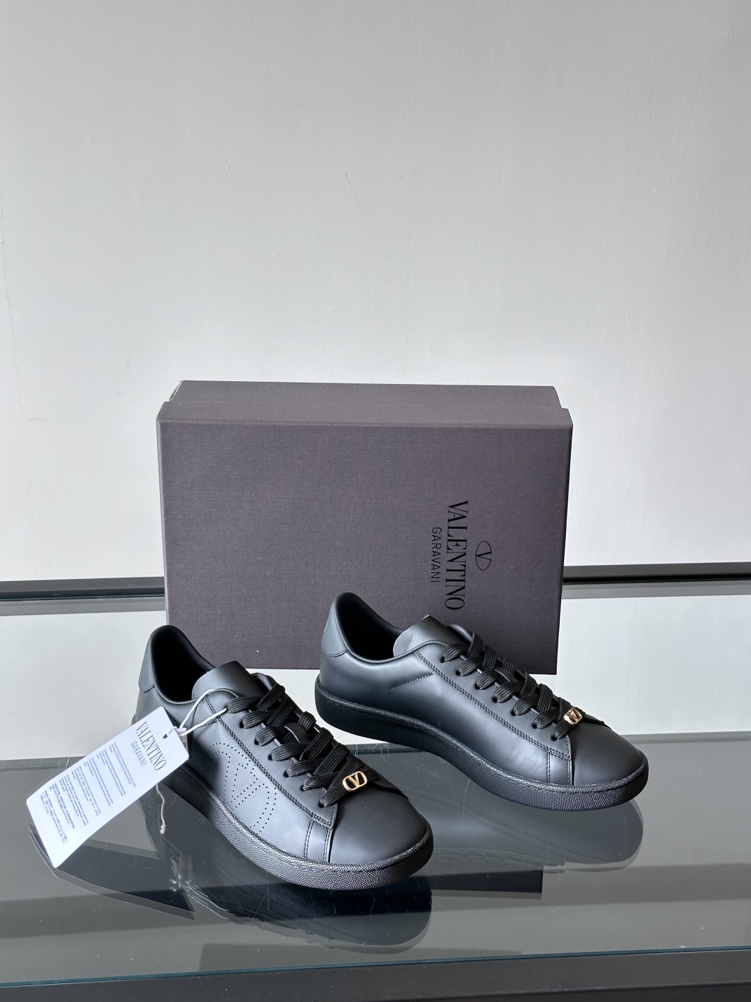 VALENTINO 2025 华伦天奴新款简约款小白鞋 四季可穿 小牛皮材质舒适透气 质感在线 这双鞋的