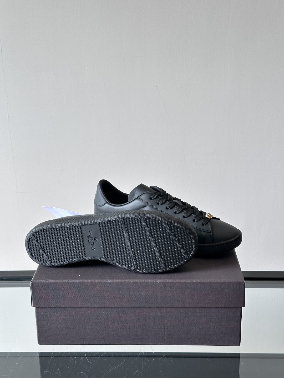 VALENTINO 2025 华伦天奴新款简约款小白鞋 四季可穿 小牛皮材质舒适透气 质感在线 这双鞋的