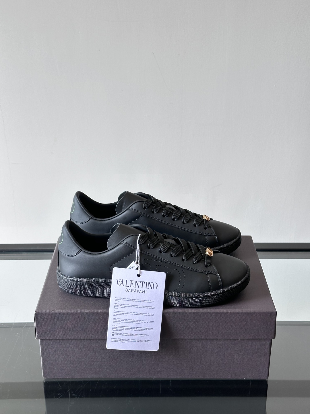 VALENTINO 2025 华伦天奴新款简约款小白鞋 四季可穿 小牛皮材质舒适透气 质感在线 这双鞋的