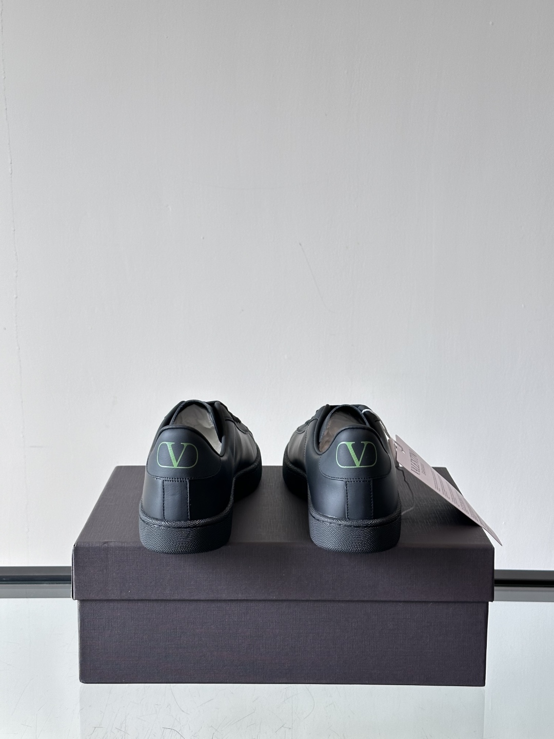 VALENTINO 2025 华伦天奴新款简约款小白鞋 四季可穿 小牛皮材质舒适透气 质感在线 这双鞋的