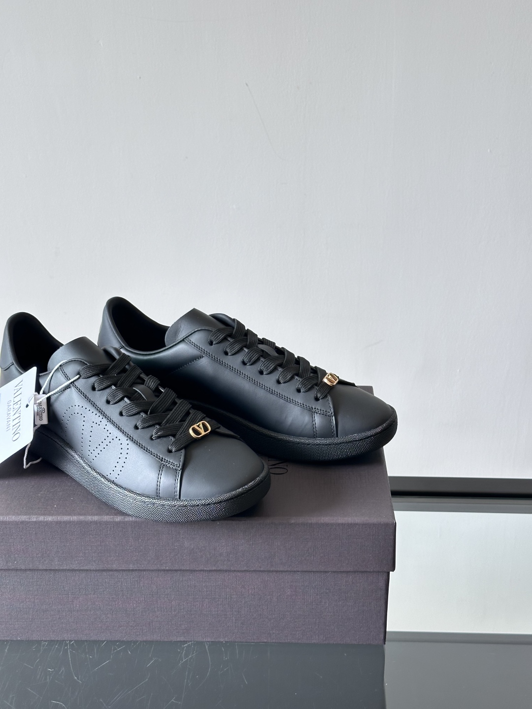 VALENTINO 2025 华伦天奴新款简约款小白鞋 四季可穿 小牛皮材质舒适透气 质感在线 这双鞋的