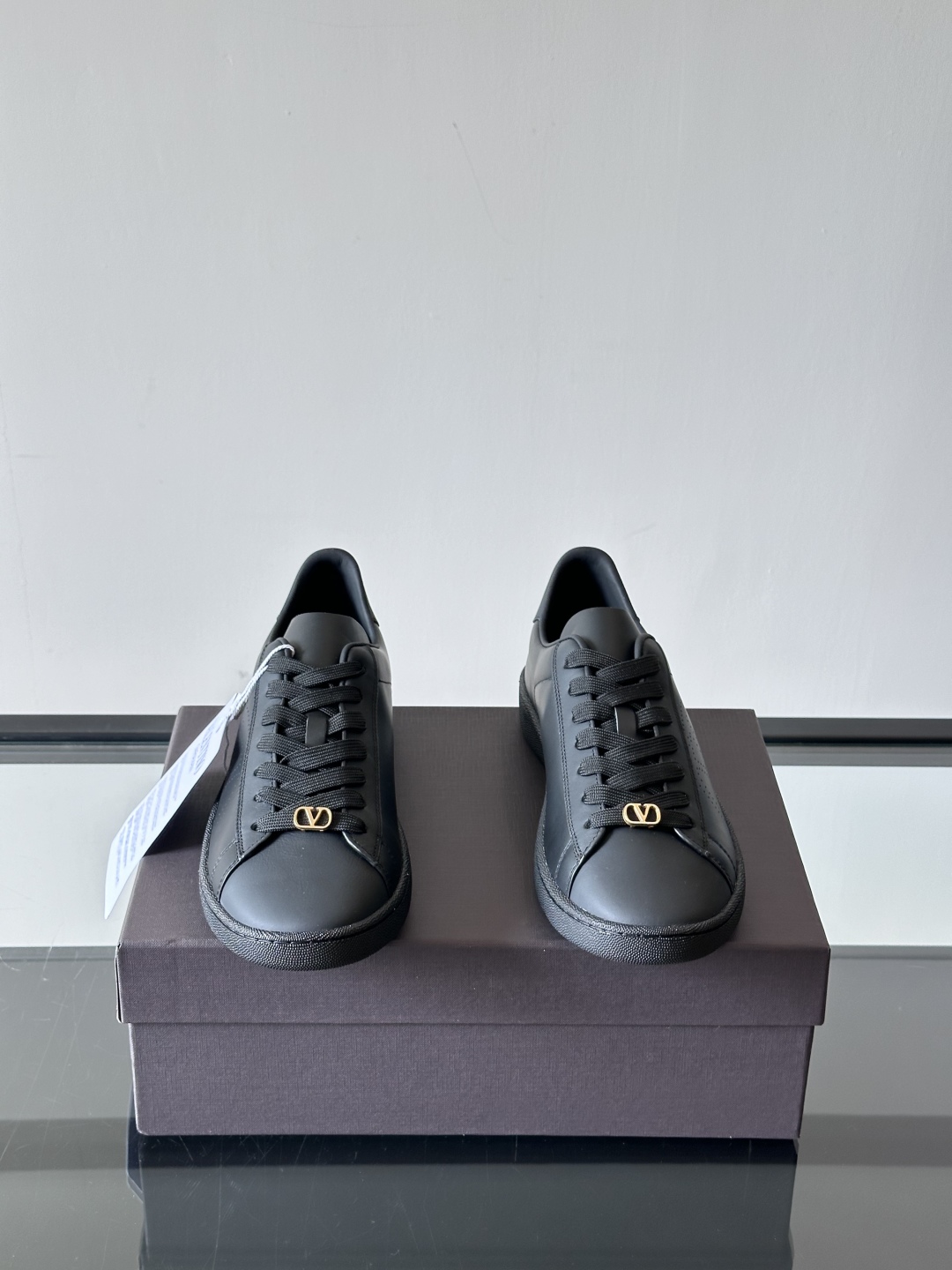 VALENTINO 2025 华伦天奴新款简约款小白鞋 四季可穿 小牛皮材质舒适透气 质感在线 这双鞋的